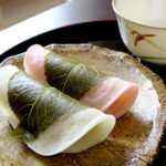 やさしく春香る秋田市勝月の桜餅。
